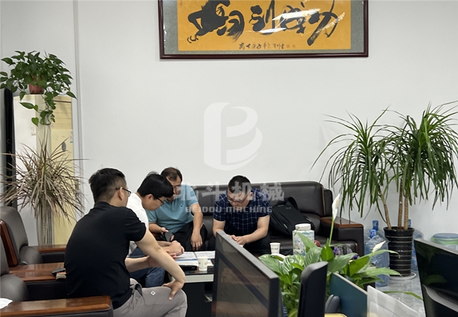 山东客户来我公司了解玉米秸秆好色先生下载安装