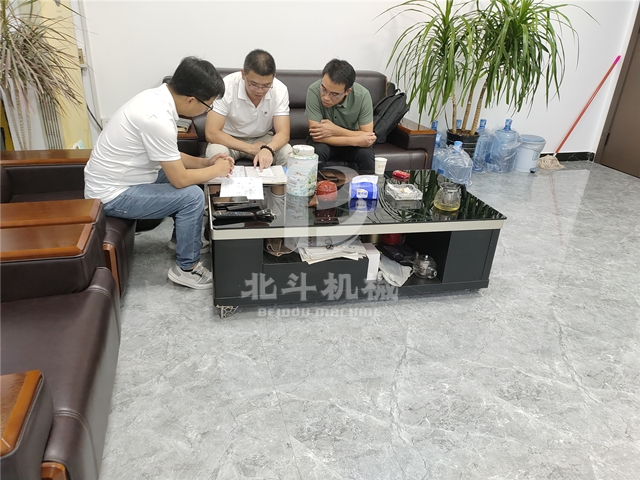 周经理与广州客户就木屑好色先生下载安装的技术问题展开交流